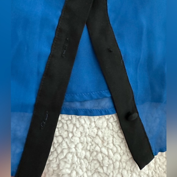 Back button up blouse - Picture 4 of 5